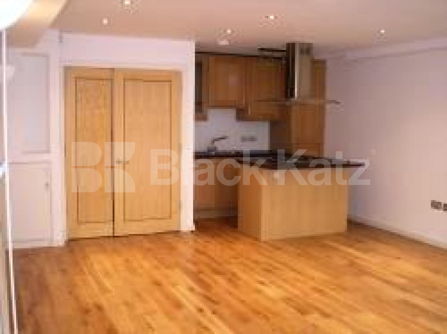 			NEW INSTRUCTION! 3BED 2 BATH!, 3 Bedroom, 1 bath, 1 reception Flat			 Royal College Street, CAMDEN